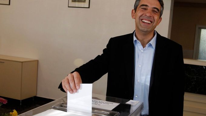 Rosen Plevneliev odevzdával svůj hlas s úsměvem, byl také favoritem voleb.