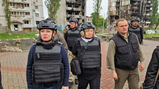 Slovenská prezidentka Zuzana Čaputová navštívila invazí zničené město Irpiň u Kyjeva.