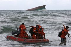 U pobřeží Malajsie havarovala loď. Pohřešuje se 40 lidí