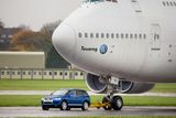 První generace Volkswagenu Touaeg před deseti lety svoji sílu ukazovala na letištní ranveji při tažení Boeingu 747.