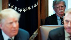 Poradce John Bolton (vpravo) se dívá na amerického prezidenta Donalda Trumpa.