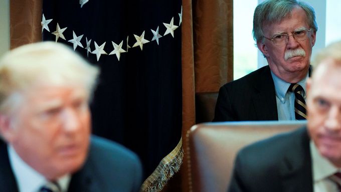 Poradce John Bolton (vpravo) se dívá na amerického prezidenta Donalda Trumpa.