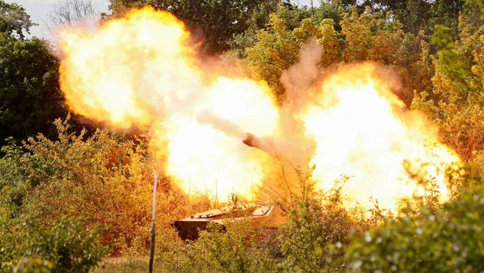 Ruské dělostřelectvo pálí směrem k ukrajinským pozicím na Donbase.