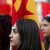 Přívrženci řeckých komunistů poslouchají projev během demonstrace proti úsporným opatřením.