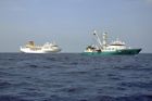 Obří loď vezoucí Čechy vyhořela, zachraňují ji rybáři