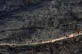 Vlnu veder ve Španělsku provází rozsáhlé požáry. Hasičský vůz projíždí spálenou krajinou nedaleko obce El Pont de Vilomara, která leží severně od Barcelony.