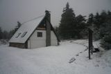Sníh ale napadl již týden před tím. Přístřešek horské služby na Velké Deštné, sobota 11. ledna 2014. Po první noční sněhové přeháňce...