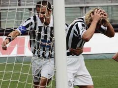 Pavel Nedvěd z Juventusu (vpravo) slaví svůj první gól v druhé italské lize. Trefil se do sítě Modeny, vlevo je jeho spoluhráč Alessandro Del Piero.
