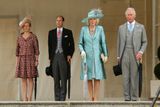 Královnu doprovodili její synové, princ Edward s manželkou Sophií a princ Charles s Camillou.