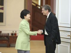 Ležérnost, nebo nezdvořilost? Jihokorejce pobouřila Gatesova ruka v kapse.