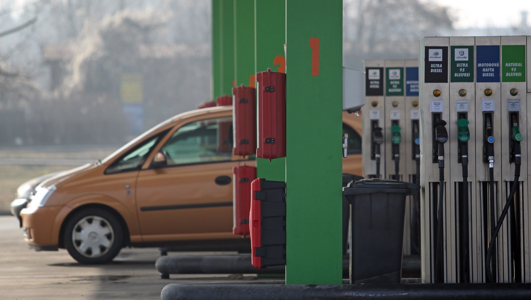 Ropa, benzín, tankování, ilustrační foto