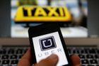 Za rozbití skla auta Uberu na ruzyňském letišti dostal taxikář prospěšné práce