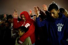 USA vpustily do země první migranty z karavany. Mezi žadateli o azyl je osm dětí