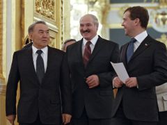 Nursultan Nazarbajev (vlevo) s Lukašenkem a Medveděvem. 