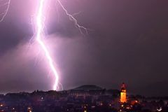 Česko zasáhly silné bouřky, hrozí přívaly deště