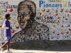 Mandelův portrét v Sowetu na předměstí Johannesburgu.