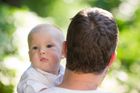 EU prodloužila otcovskou dovolenou na deset dní. Češi tak získají tři dny navíc
