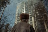 Bytový dům zasažený ruskou raketou. Mnoho lidí uhořelo na schodišti, když se snažili dostat do pátého patra, odkud je měli evakuovat hasiči, kyjevská čtvrť Oboloň, 14. března 2022.