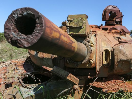 Angolská občanská válka Angola - pozůstatky občanské války - tanky, rozstřílené domy, trosky