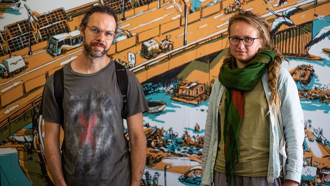 Ondřej Dušek a Terezie Unzeitigová pracovali na ilustracích tři roky. K vidění jsou v Galerii Mimochodem ve vestibulu metra na Palackého náměstí.