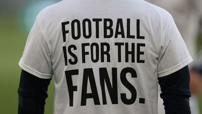 Proti superlize protestovali fanoušci i fotbalisté třeba i těmito tričky