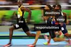 Usain Bolt během vítězné stovky pózoval fotografům. Jeho šibalský úsměv teď baví internet