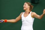 Dinara Safinová se rozčiluje v zápase třetího kola Wimbledonu proti Shahar Peerové.