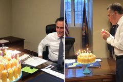 Senátor Romney neumí sfouknout svíčky na dortu, je to mimozemšťan, smějí se lidé