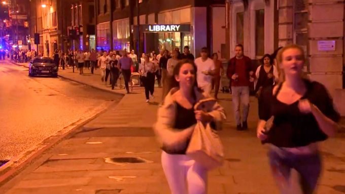 Souhrnné video k útokům v Londýně