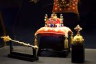 Na Pražském hradě jsou od nedělního rána k vidění korunovační klenoty. Soubor tvoří Svatováclavská koruna, královské jablko, královské žezlo a korunovační roucho.