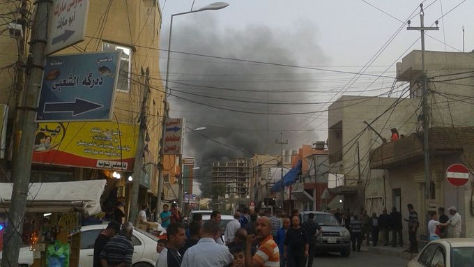 Kouř stoupá nad místem, kde došlo v Irbílu k bombovému útoku.