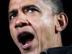 Obama ukončil kampaň v slzách, Romney ještě bojuje.