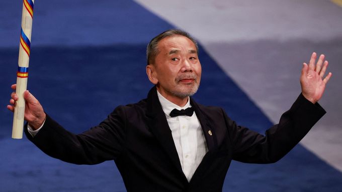 Populární spisovatel Haruki Murakami s Cenou kněžny asturské. Letos je mezi kandidáty na Nobelovu cenu za literaturu.