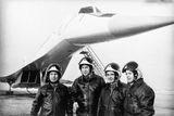 Posádka Tu-144 po prvním letu. Zleva druhý pilot Michajl Kozlov, hlavní inženýr Benderov, letový inženýr Seliverstov a kapitán Eduard Jeljan.