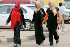 Ženy v Súdánu dostaly trest za to, že si oblékly na večírek kalhoty. Je to nemravné, řekl soud