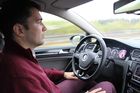 V Česku by mohl vzniknout testovací okruh pro auta bez řidiče. Ta by budoucnu mohla na dálnici D8