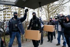 Evropští policisté rozbili obří zločinecký gang. Našli zlaté cihly i diamanty
