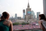 Tisíce polských fanoušků sledovaly zápas na hlavním náměstí ve Varšavě...