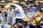 Nemstěte se, vyzval papež menšiny v Barmě. Drsný osud muslimských Rohingů ale připomněl i politikům