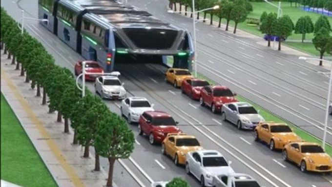 Na technologickém expu v Pekingu představili model dopravního prostředku, pod kterým mohou projíždět auta.  Uveze 1200 lidí, podobně jako metro.