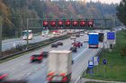 Dálnice D5 do Německa byla šest hodin uzavřená. Při nehodě zemřel pracovník odtahové služby