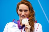 Francouzská plavkyně Camille Muffatová se stříbrem z olympiády v Londýně, které dostala právě za volnou dvoustovku.