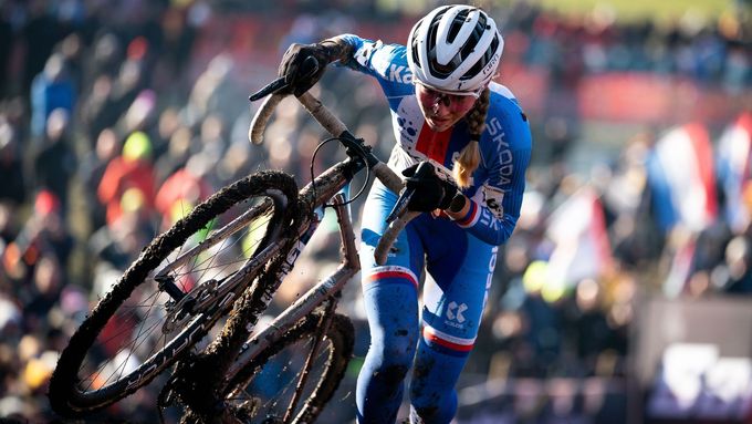 Barbora Bukovská v závodě MS juniorek v Liévinu