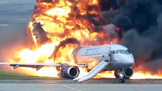 Ruský letoun typu Suchoj Superjet 100 aerolinky Aeroflot vzplál při nouzovém přistání (5. května 2019)