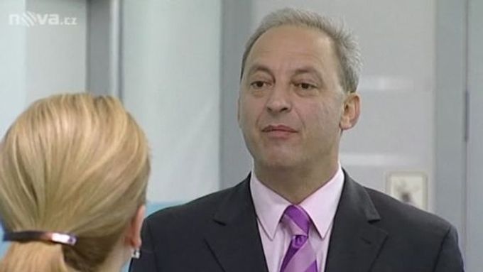 Hejtman Kárský dává výpověď jedné z hlavních hrdinek seriálu.