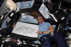 Americký kosmonaut, který miluje Česko. Do vesmíru vzal Krtečka i kresbu Vítkova