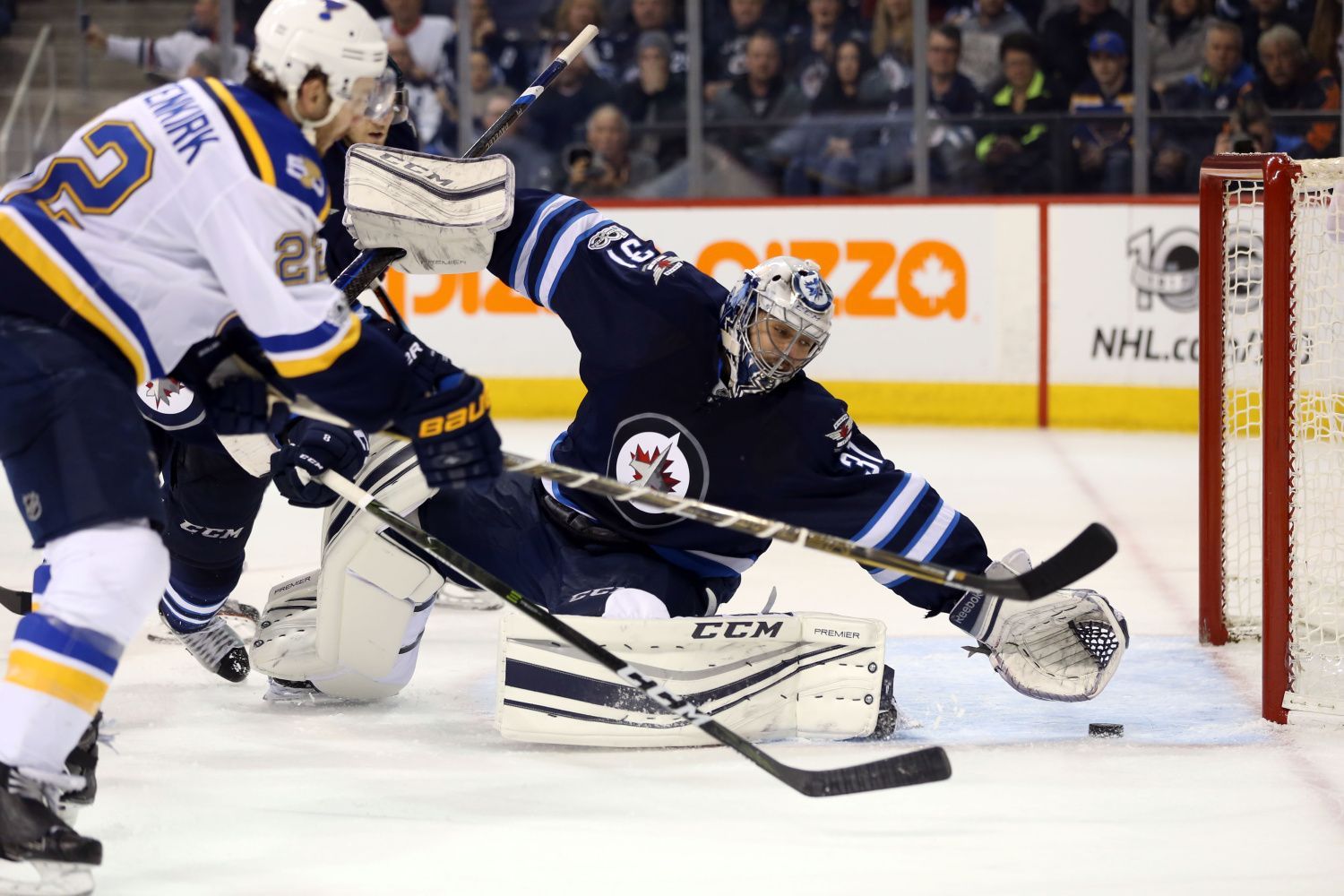 NHL, Winnipeg-St. Louis: Ondřej Pavelec (31) - Kevin Shattenkirk (22)