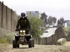 Americká pohraniční stráž na hranici s Mexikem