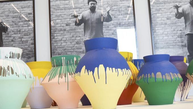Vázy činského umělce Aj Wej-weje. Jedna z nich padla na Floridě za oběť protestu místního umělce. Škoda je milion dolarů.