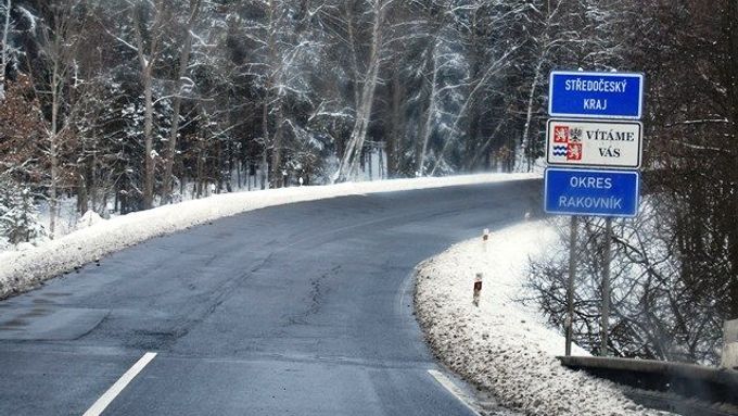 Hranice středních Čech se poznají snadno, i když nesněží: udržovaná silnice I. třídy